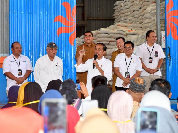 Jokowi Tinjau Stok Beras dan Serahkan Bantuan Pangan di Kabupaten Bungo