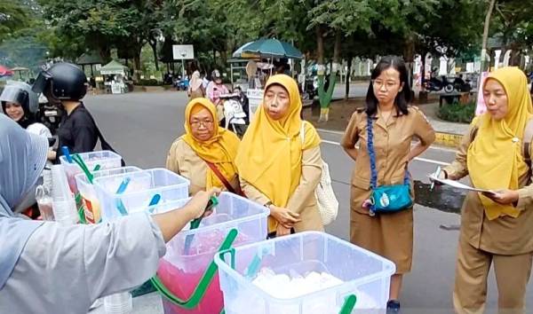 Jajanan Takjil PKL Madiun Diperiksa, Dinkes Jatim Pastikan Keamanan Pangan