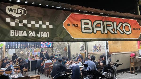 Dari Iseng Jadi Sukses, Warkop Barko di Bubutan Surabaya Tawarkan Kopi dan Hiburan PS3