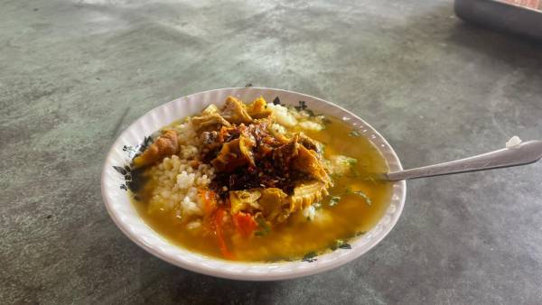 Soto Madura Umik Syarofah di Kalijudan, Cita Rasa Legendaris yang Bikin Ketagihan di Tengah Terik Surabaya