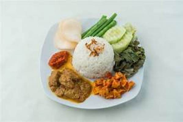 Menghitung Kandungan Kalori Sepiring Nasi Padang