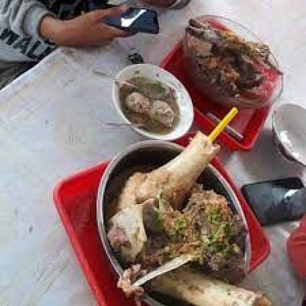 Bakso Balungan Jumbo Khas Lumajang, Semangkuk Rp 70 Ribu, Mau Coba?