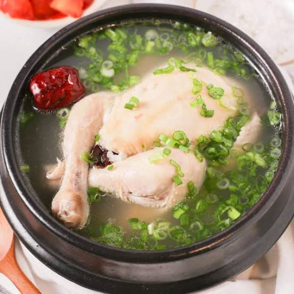 Bukan Es atau Minuman Dingin, Warga Korea Justru Lawan Cuaca Panas dengan Sup Mendidih Ini