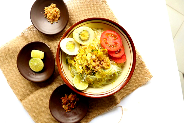 Soto Ayam Lamongan Lengkap dengan Suun, Ayam Suwir dan Koya