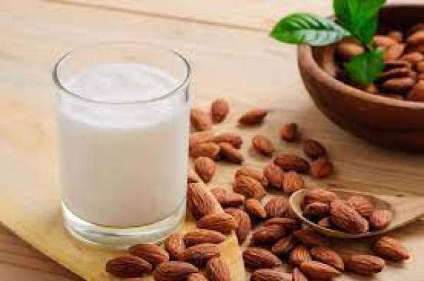 Apakah Susu Almond Lebih Menyehatkan dari Susu Sapi?
