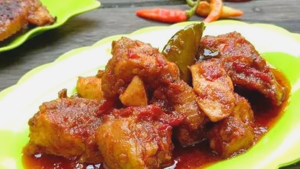 Ayam Bumbu Rujak Khas Jawa Timur Sajikan Perpaduan Gurih Pedas dan Manis