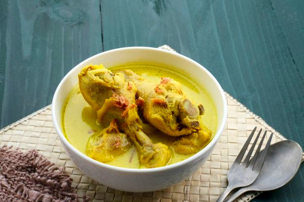 Opor Ayam Kuah Kuning, Resep Gurih dengan Bumbu Rempah Meresap