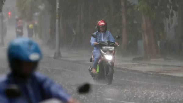 Hujan Masih Sering Turun di Jatim, BMKG Ungkap Pengaruh MJO dan Gelombang Rossby