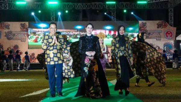 Arumi Bachsin Meriahkan Batik In Motion 2025 di Kota Probolinggo