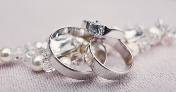 Tips Bersihkan Perhiasan Perak