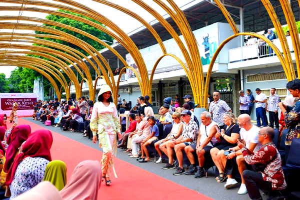 Fashion Lorong Bambu Jadi Pembuka Banyuwangi Batik Festival 2025