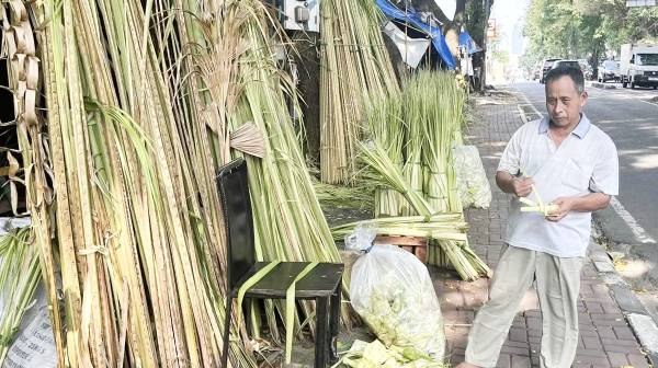 Menganyam Ketupat di Tengah Puasa, Pedagang Palmerah Dongkrak Penjualan via WhatsApp