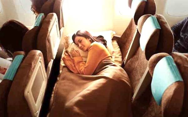 Bukan Cuma Bantal Leher, Ini Lima Jurus Jitu Pakar Agar Bisa Tidur Nyenyak di Pesawat