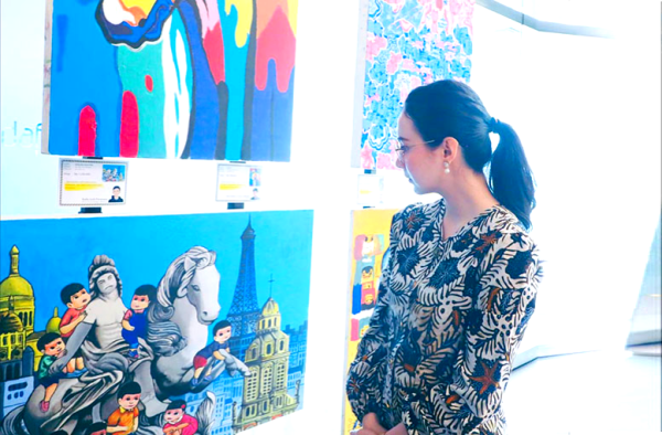 Arumi Bachsin Kagumi Karya Lukis Anak Disabilitas Jatim