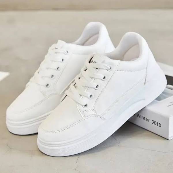 Sepatu Putih Menguning? Ini 5 Cara Mudah Membersihkannya dengan Bahan yang Ada di Rumah