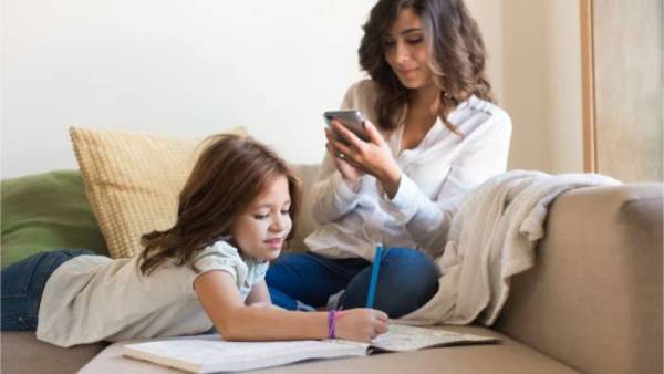 Jangan Main Gadget di Depan Anak, Ini Dampak Negatifnya
