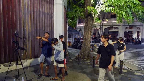 Live Singing TikTok di Jalan Tunjungan Jadi Peluang Cuan, Kreator Surabaya Raup Penghasilan dari Hobi Bermusik