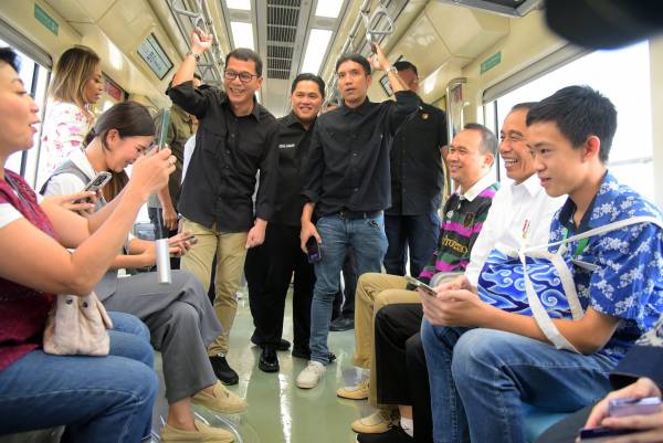 Jokowi Tinjau LRT Jabodebek Bareng Para Artis