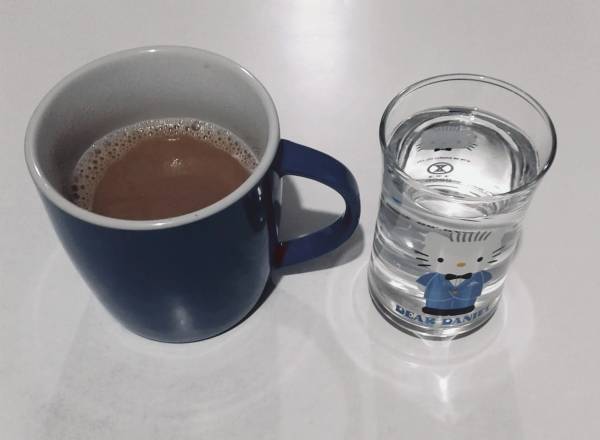 Kebiasaan Sederhana Berdampak Besar, Ini Alasan Penting Minum Air Putih Sebelum Ngopi di Pagi Hari