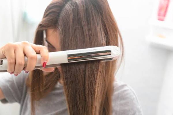 Hati-Hati Catok Rambut Terlalu Sering, Ini Dampaknya