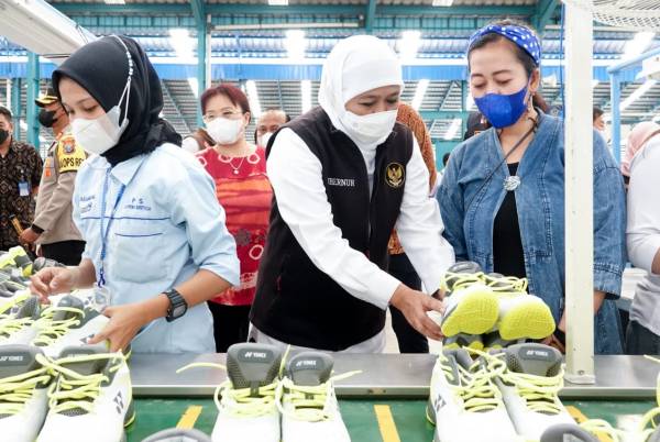 Khofifah Lepas Ekspor 14.150 Pasang Sepatu ke China