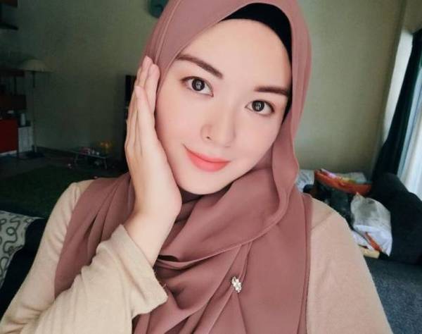 Pilihan Warna Hijab yang Bikin Wajah Tampak Cerah