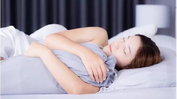 Memeluk Guling Saat Tidur Ternyata Punya Banyak Manfaat