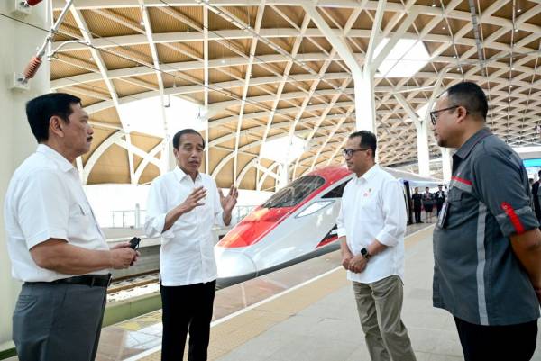 Jokowi Lakukan Uji Coba Kereta Cepat Jakarta-Bandung