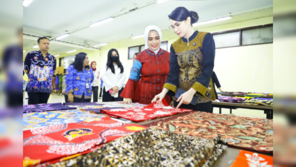 Arumi Bachsin: Dari Jarum dan Kain, Tumbuhlah Cinta untuk Wastra Negeri