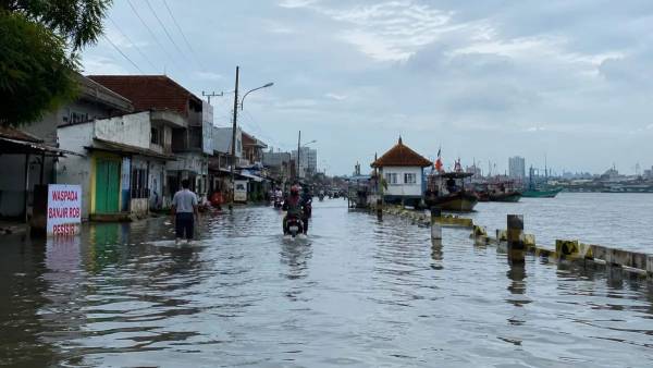 Cuaca Surabaya Jumat Ini Didominasi Cerah Berawan, BMKG Ingatkan Ancaman Banjir Rob di Kawasan Pesisir