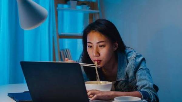 Sering Makan Larut Malam? Ini 5 Cara Menjaga Berat Badan Tetap Ideal Tanpa Harus Menahan Lapar