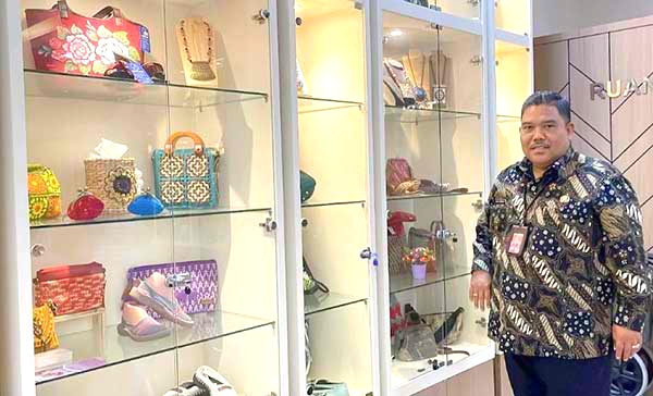 Tamu Bisa Beli Produk Unggulan Saat Berkunjung ke Dinas Koperasi Sidoarjo