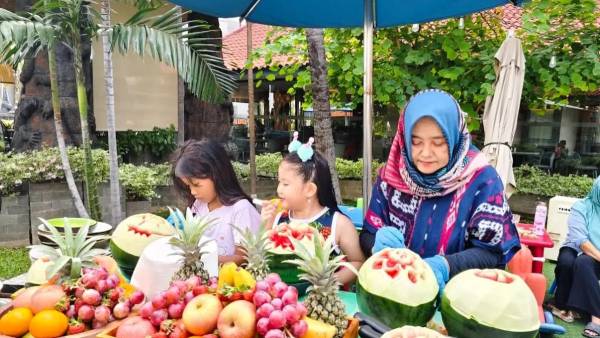 Seru dan Edukatif, Ibu dan Anak Kompak Ukir Buah Jadi Karya Seni