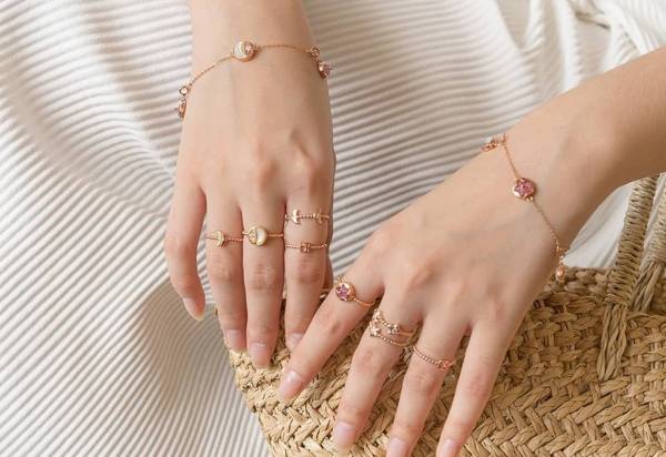 Tren Stacking Jewelry Kian Digemari Anak Muda, Ekspresi Gaya Makin Personal