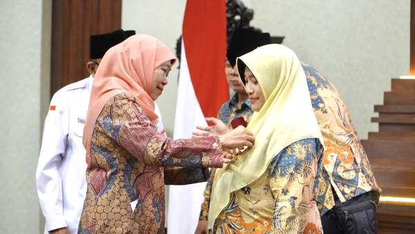 Tingkatkan Ketersediaan Darah, Gubernur Khofifah Anugerahi Penghargaan 647 Pendonor 75 Kali