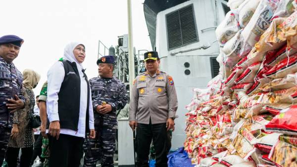 Khofifah dan Forkopimda Jatim Lepas KRI Malahayati 362 Bawa Bantuan Logistik ke Pulau Masalembu Sumenep
