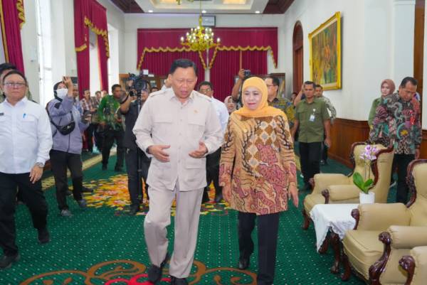 Giant Sea Wall Dipercepat, Khofifah Dorong Tanggul Laut Jadi Benteng Pesisir Jatim