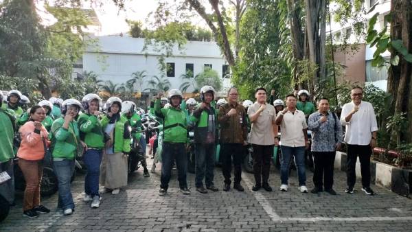 DPRD dan Dishub Jatim Gandeng Pengemudi Ojol Kampanyekan Keselamatan Berkendara