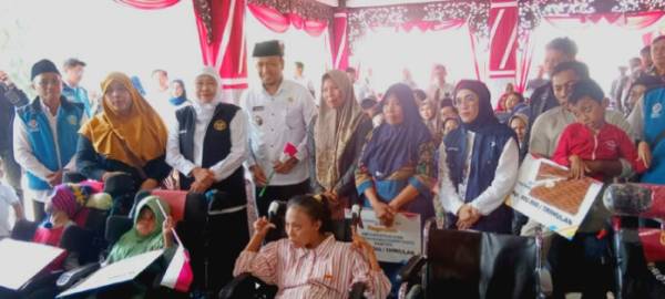 Gubernur Khofifah dan Wabup Sampang Salurkan Bansos untuk Tekan Kemiskinan