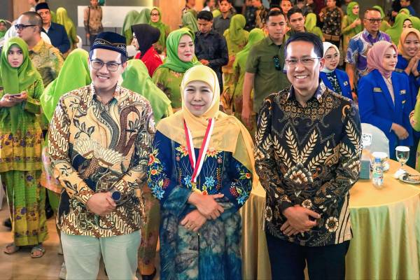 Baru Pulang Haji, Khofifah Cetak Sejarah 2.500 Paralegal Perempuan Siap Wujudkan 1.794 Posbankum Desa