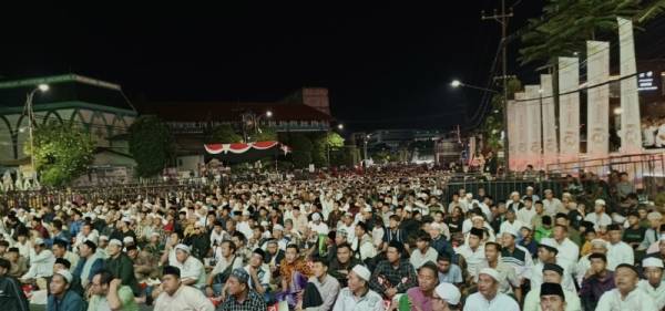 Peringati HUT ke-81 Jatim, Halaman DPRD Disulap Jadi Lautan Sholawat Bersama Habib Syech