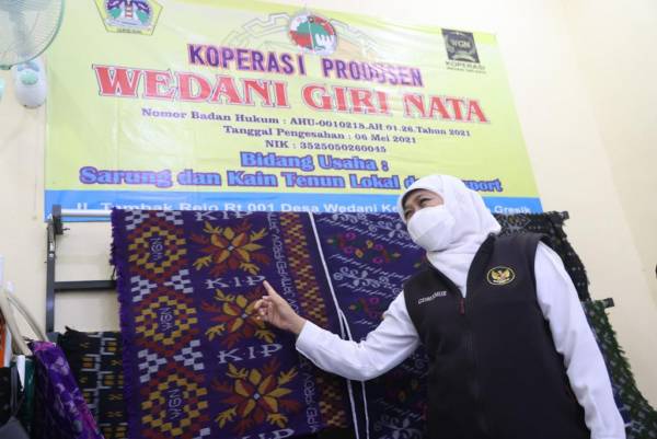 Tinjau Desa Devisa Tenun di Wedani Gresik, Gubernur Khofifah Puji Penerapan Communal Branding
