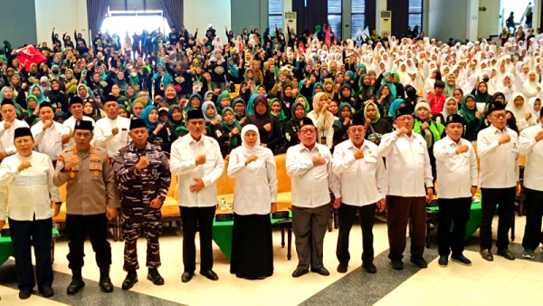 Sambut Ramadan 1447 H, Khofifah Indar Parawansa dan Baznas Jawa Timur Salurkan Bantuan untuk 850 Bunda Ojol