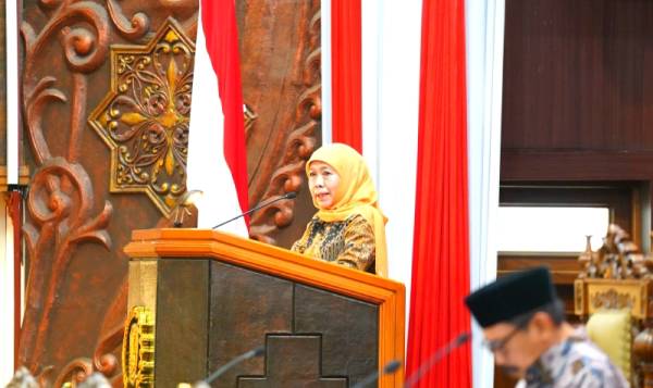 Khofifah Pastikan P-APBD 2025 Tanpa Utang, Fokus Pendidikan dan Infrastruktur
