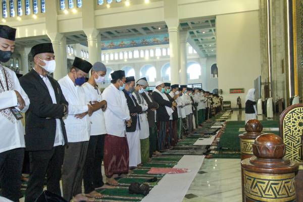 Khofifah - Emil Sholat Idul Fitri 1443 Hijriyah di Masjid Al Akbar Surabaya