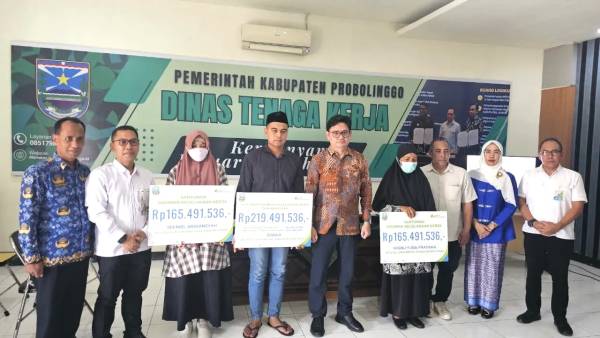 BPJS Ketenagakerjaan Jatim Salurkan Santunan Rp550,47 Juta untuk Ahli Waris Korban Karhutla Bromo