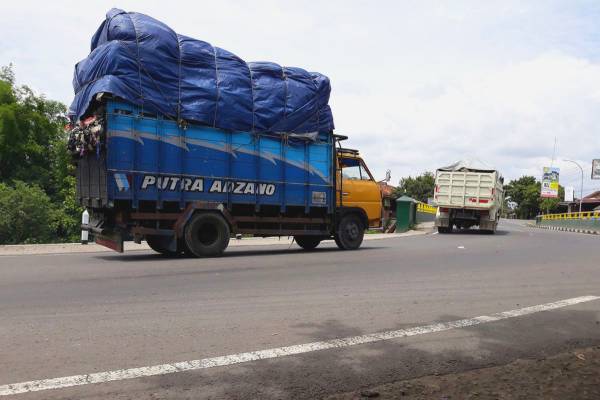 Pemprov Jatim Tetapkan Kelas Jalan Truk Jumbo Dibatasi Melintas