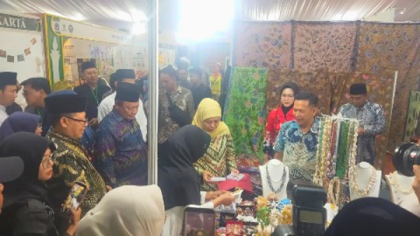 Gubernur Khofifah Tinjau Produk Unggulan Jatim di Pameran MTQ Nasional XXXI Semarang
