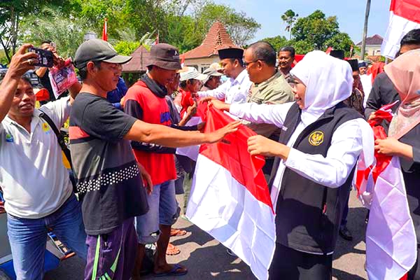 Khofifah Ajak Warga Jatim Kibarkan Merah Putih Sebulan Penuh