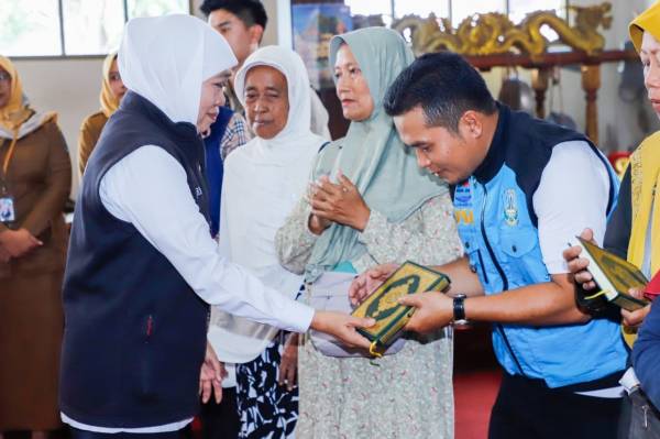 Khofifah Bagikan Mushaf Madinah Hadiah Raja Salman untuk Warga Jatim di Ramadan 2026